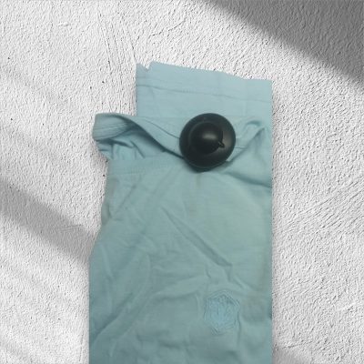 Nedap R40 Siyah – Şık ve Güçlü Alarm Etiketi Nedap R40 siyah alarm etiketi – masa üzerinde sergilenen perakende güvenlik çözümü