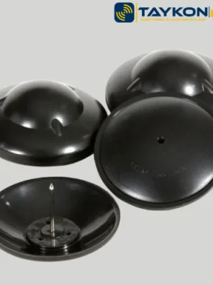 Nedap R40 Siyah – Şık ve Güçlü Alarm Etiketi Nedap R40 siyah alarm etiketi – masa üzerinde sergilenen perakende güvenlik çözümü