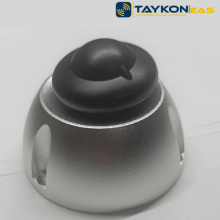 Nedap R40 Siyah – Şık ve Güçlü Alarm Etiketi Nedap R40 siyah alarm etiketi – masa üzerinde sergilenen perakende güvenlik çözümü